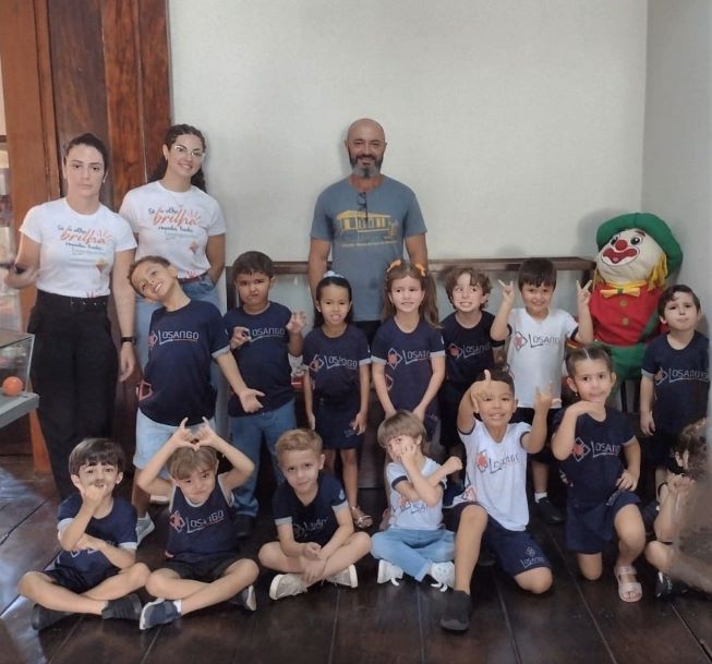 api-modulos/fotos/img/galeria_cat_culturais_490/490/13501/15 - VISITA GUIADA POR GUSTAVO, COLÉGIO LOSANGO DE PARÁ DE MINAS, PROF. ANA CAROLINA, À ESQ, E FABIANA, 04.11.2025 (11).jpg